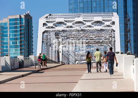 Les gens à pied à travers le John Seigenthaler passerelle pour piétons au centre-ville de Nashville, Tennessee. Banque D'Images