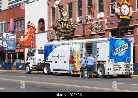 Deux hommes de livraison de bière à partir de la décharge une Lune Bleue Brewing Company boissons camion dans le district de l'Honky Tonk Nashville, Tennessee. Banque D'Images