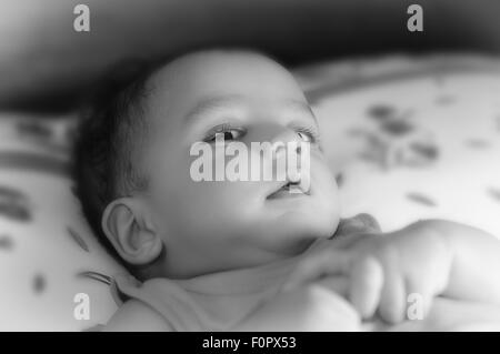 Close up portrait noir et blanc d'une jolie, belle Bengali baby boy dans différentes ambiances with copy space Banque D'Images