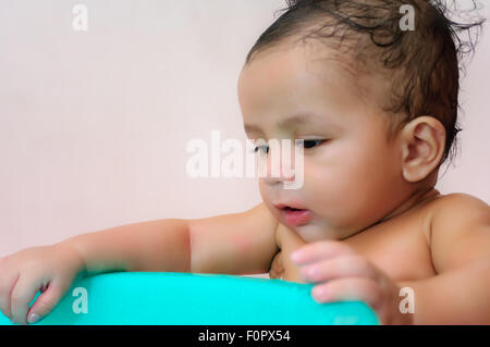 Portrait d'un mignon petit garçon Bengali dans différentes ambiances avec libre, copy space Banque D'Images