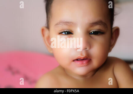 Portrait d'un mignon petit garçon Bengali dans différentes ambiances avec libre, copy space Banque D'Images