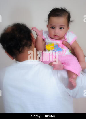 Funny portrait d'un petit garçon assis sur l'épaule de son père et faire drôle et heureux de l'affection Banque D'Images