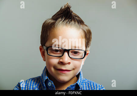 Closeup portrait of cute boy wearing glasses Banque D'Images