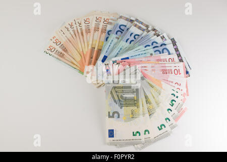 Série de billets en euros de valeur nominale différente se trouvent sur un fond blanc Banque D'Images