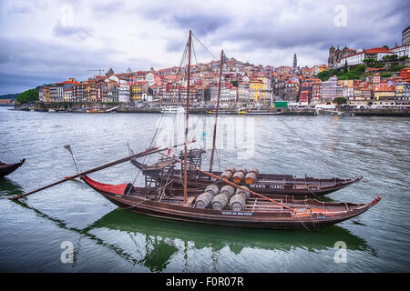 Deux bateaux sur le fleuve Douro