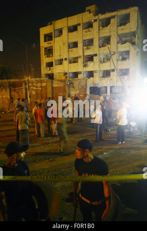 Le Caire, Égypte. 20e Août, 2015. Le personnel de sécurité montent la garde près du site d'une explosion dans le quartier de Shubra El-Kheima, Qaliubiya, Gouvernorat de l'Égypte, le 20 août 2015. Au moins 23 personnes, dont six policiers, ont été blessés tôt jeudi dans une explosion qui visait un bâtiment de la sécurité nationale dans le gouvernorat de Qaliubiya, l'État égyptien plat rapporté. Credit : Ahmed Gomaa/Xinhua/Alamy Live News Banque D'Images