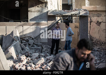 Le Caire, Égypte. 20e Août, 2015. Inspecter les responsables du site d'une explosion dans le quartier de Shubra El-Kheima, Qaliubiya, Gouvernorat de l'Égypte, le 20 août 2015. Au moins 23 personnes, dont six policiers, ont été blessés tôt jeudi dans une explosion qui visait un bâtiment de la sécurité nationale dans le gouvernorat de Qaliubiya, l'État égyptien plat rapporté. Source : Xinhua/Chaoyue Pan/Alamy Live News Banque D'Images