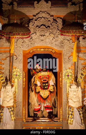 Interprète traditionnel de danse balinaise barong lors d'un spectacle de danse legong et barong au Palais Royal d'Ubud, Bali, Indonésie. Banque D'Images