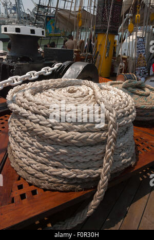 Corde blanche enroulée sur le navire à lettres Dewaruci de la marine indonésienne, dans le port de Kolinlamil, Tanjung Priok, dans le nord de Jakarta, Jakarta, Indonésie. Banque D'Images