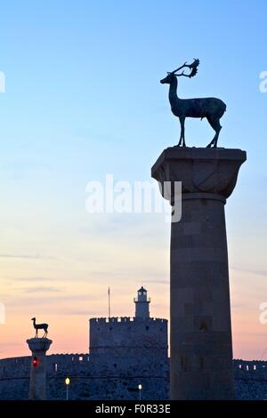 Des statues de bronze biche et Cerf à l'entrée du port de Mandraki, Rhodes, Dodécanèse, îles grecques, Grèce, Europe Banque D'Images