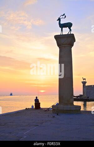 Des statues de bronze biche et Cerf à l'entrée du port de Mandraki, Rhodes, Dodécanèse, îles grecques, Grèce, Europe Banque D'Images