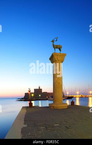 Des statues de bronze biche et Cerf à l'entrée du port de Mandraki, Rhodes, Dodécanèse, îles grecques, Grèce, Europe Banque D'Images