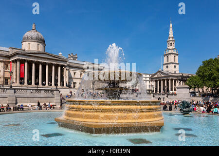 Londres, la National Gallery et fontaines de Trafalgar Square Banque D'Images