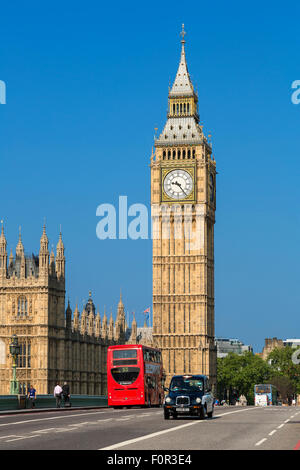 Londres, la circulation sur le pont de Westminster Banque D'Images