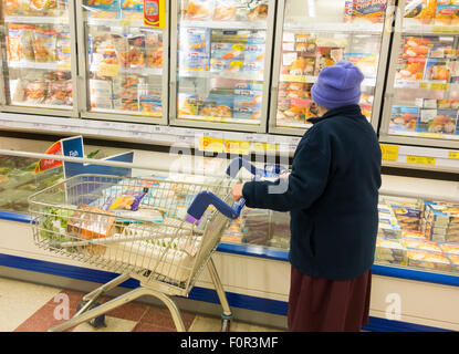 Dame âgée dans son 90 shopping en supermarché Tesco. L'Angleterre. UK Banque D'Images