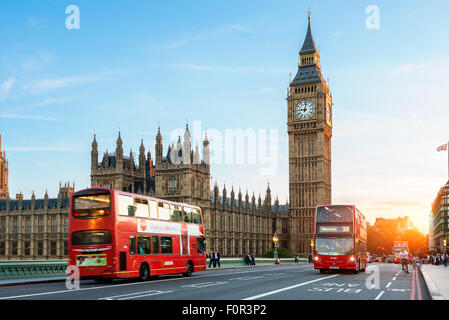 Londres, le trafic sur le pont de Westminster Banque D'Images