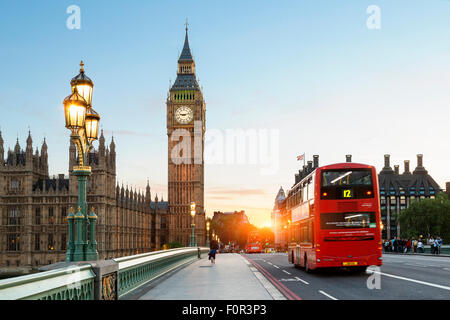 Londres, le trafic sur le pont de Westminster Banque D'Images