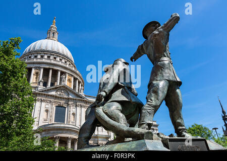 Londres, la Cathédrale St Paul et les pompiers National Memorial Banque D'Images