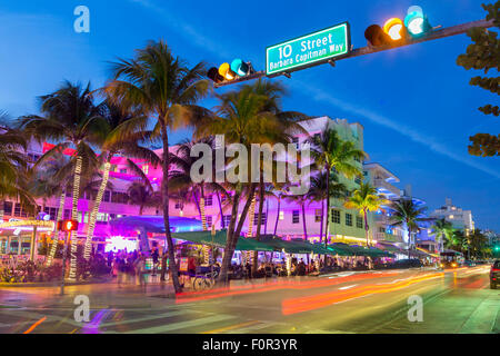 Miami, Ocean Drive de nuit Banque D'Images