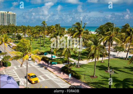 Miami, South Beach, le trafic sur Ocean Drive Banque D'Images