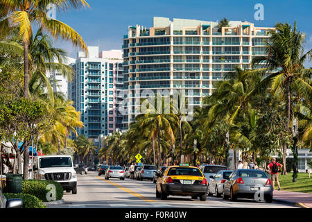 Miami, South Beach, le trafic sur Ocean Drive Banque D'Images