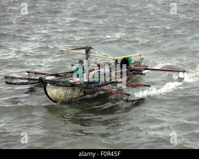 Navotas City, Philippines. 20e Août, 2015. Les pêcheurs philippins de voyager le long des eaux de la baie de Manille à Navotas City, au nord de Manille, Philippines. Typhon Goni a ralenti après l'entrée dans la zone de responsabilité des Philippines (PAR) le mardi, et devrait devenir un super typhon pendant le week-end comme elle voyage à travers le nord de l'île de Luzon aux Philippines, Taïwan, frapper légèrement puis direction nord vers le Japon et la Corée du Sud. Crédit : Richard James Mendoza/Pacific Press/Alamy Live News Banque D'Images