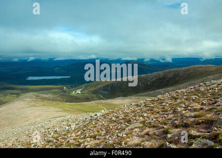 Le Loch Morlich et Meall une Bhuachaille Fiacaill de Dromore West a' Chais, parc national de Cairngorm, Badenoch et Speyside, Highland Banque D'Images