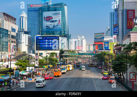 En fin de matinée le trafic sur Th Rachadamri, Bangkok. Thaïlande Banque D'Images