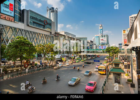 En fin de matinée le trafic sur Th Rachadamri, Bangkok. Thaïlande Banque D'Images