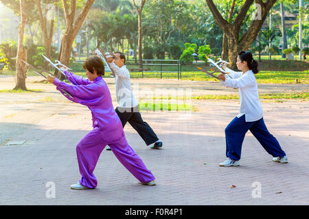 Thaïlande, Bangkok, le tai-chi dans le Parc Lumphini Banque D'Images