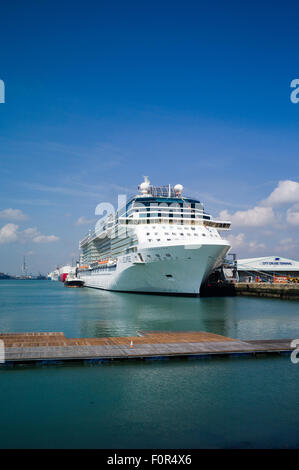 Les Maltais inscrit 'Celebrity Cruise Lines Celebrity Eclipse' (121 878 tonnes), aux côtés de Southampton Docks de l'Ouest. Banque D'Images