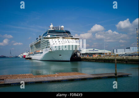 Les Maltais inscrit 'Celebrity Cruise Lines Celebrity Eclipse' (121 878 tonnes), aux côtés de Southampton Docks de l'Ouest. Banque D'Images