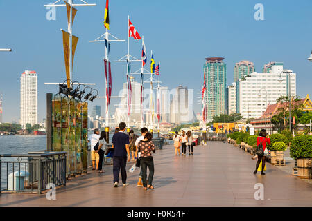 Les gens magasinent à Asiatique The Riverfront. Qui est le plus récent du marché de nuit de Bangkok, a ouvert ses portes en mai 2012 Banque D'Images