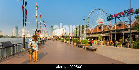 Les gens magasinent à Asiatique The Riverfront. Qui est le plus récent du marché de nuit de Bangkok, a ouvert ses portes en mai 2012 Banque D'Images