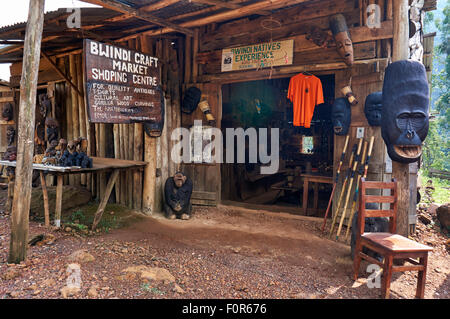 Boutique d'artisanat, Buhoma, impénétrable de Bwindi, en Ouganda, l'Afrique Banque D'Images