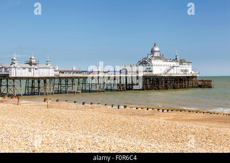 La jetée et la plage, Eastbourne, East Sussex, Angleterre Banque D'Images