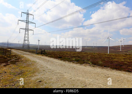 Les pylônes électriques et les éoliennes briser la ligne d'horizon. Banque D'Images