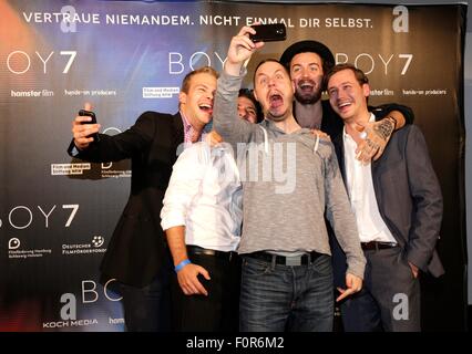 Hambourg, Allemagne. Août 19, 2015. David Kross et Buddy Ogün Ben Münchow, lors de la première de BOY 7 à Hambourg, 19.08.2015 dpa : Crédit photo alliance/Alamy Live News Banque D'Images