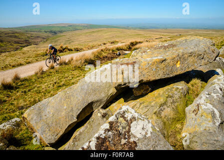 Cycliste féminine sur une piste à travers le Lancashire Bowland Fells qui portent des noms comme moyen de Salter Salter a chuté Route ou Hornby Road Banque D'Images