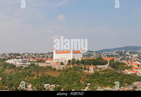 Vue sur le château de Bratislava (Hrad) du bureau d'observation d'OVNI à Bratislava, Slovaquie. Fondée en IX c., vue actuelle depuis 1811 Banque D'Images