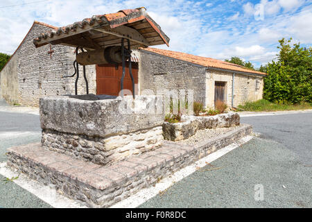 Puits du village de Saint Martin de Juillers, Charente Maritime, France Banque D'Images