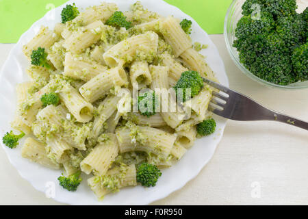 Pâtes aux brocolis servi avec du brocoli cuit dans un arc blanc sur une table en bois. Prêt fo manger Banque D'Images