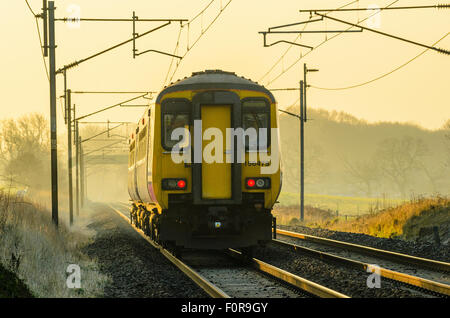 Northern Rail train sur la ligne principale de la côte ouest près de Garstang Lancashire Banque D'Images