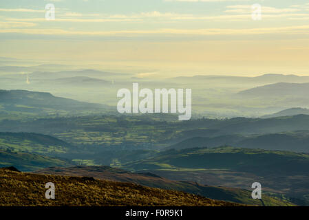 Inversion de température sur le sud du Lake District et Cumbria à partir de pentes de Kentmere Pike. Bowland Fells Lancashire sur skyline Banque D'Images