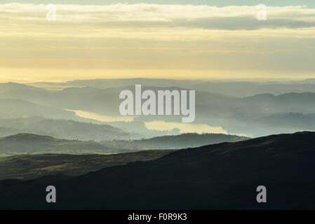 Inversion de température sur le sud de l'étendue de Windermere dans le Lake District de pentes de Kentmere Pike. Banque D'Images