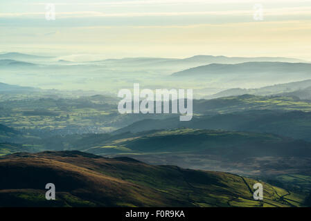 Inversion de température sur le sud du Lake District et Cumbria à partir de pentes de Kentmere Pike. Banque D'Images