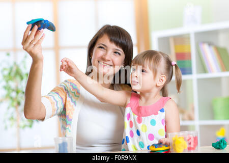 Femme enfant enseigne à la maternelle d'artisanat ou playschool Banque D'Images