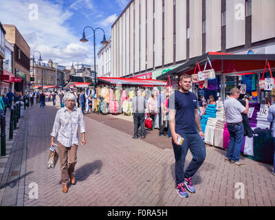 Marché en plein air dans le centre de Barnsley, dans le Yorkshire du Sud sur une journée ensoleillée. Banque D'Images
