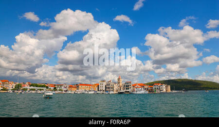 Pirovac ville avec de beaux nuages sur le ciel. Banque D'Images