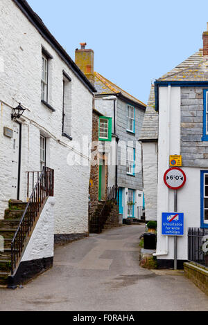 Certaines des rues entre les maisons dans le village de pêcheurs de Port Isaac sont extrêmement étroites, North Cornwall, England, UK Banque D'Images